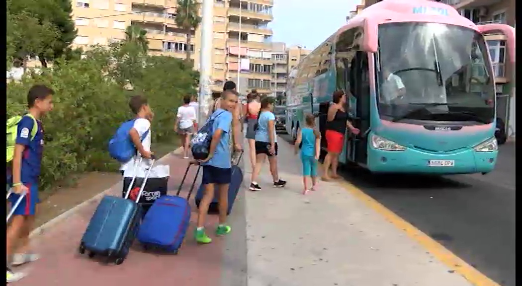 Imagen de 60 niños de la parroquia de la Inmaculada se marchan de campamento a Biar