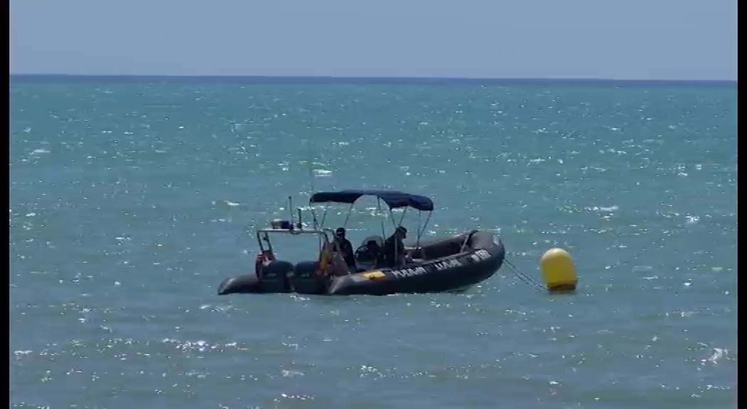 Imagen de El servicio marítimo de la policía local rescata a dos niños y un adulto en la cala de los Trabajos