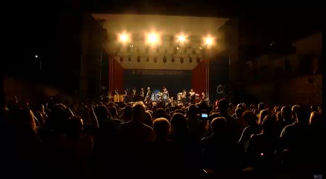 Imagen de Más de 1.000 personas cantan las canciones de Earth, Wind & Fire a su paso por Torrevieja