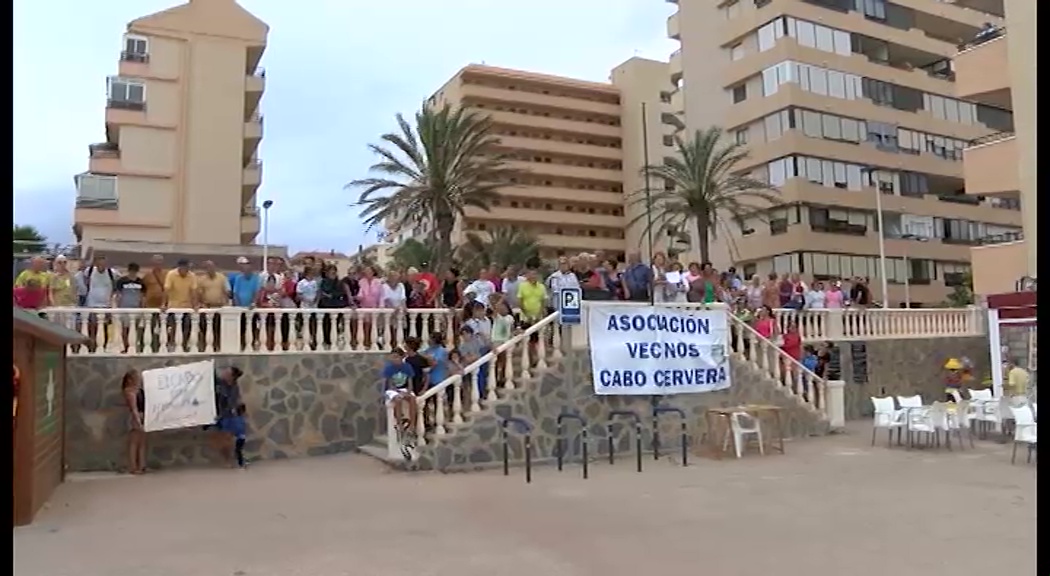 Imagen de Un centenar de vecinos de Cabo Cervera protestan por la falta de atención del equipo de gobierno