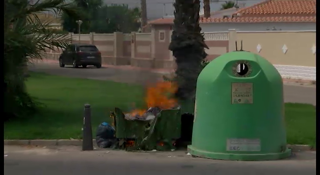 Imagen de Un vehículo y varios elementos urbanos arden de forma intencionada en la urbanización La Torreta