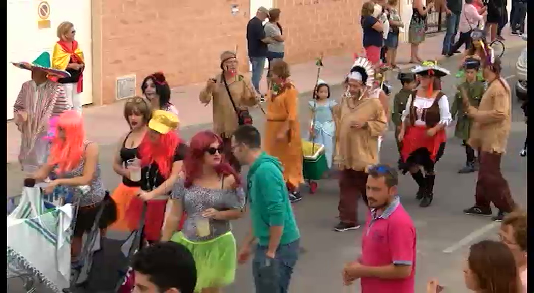 Imagen de Derroche de simpatía y originalidad en el Desfile multicolor de La Mata