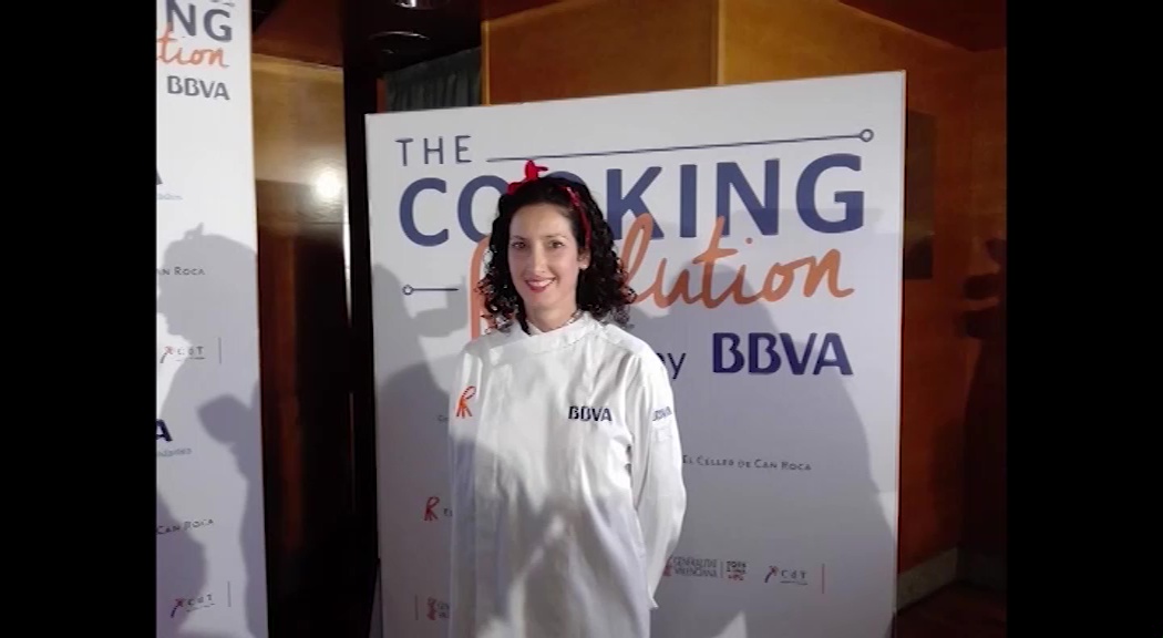 Imagen de Una joven estudiante del CDT Torrevieja seleccionada con una beca en las cocinas de El Celler