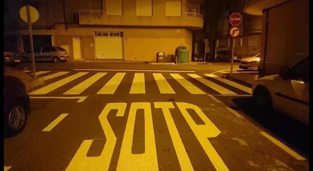 Imagen de El baile de letras en una marca vial de Torrevieja, protagonista en redes sociales