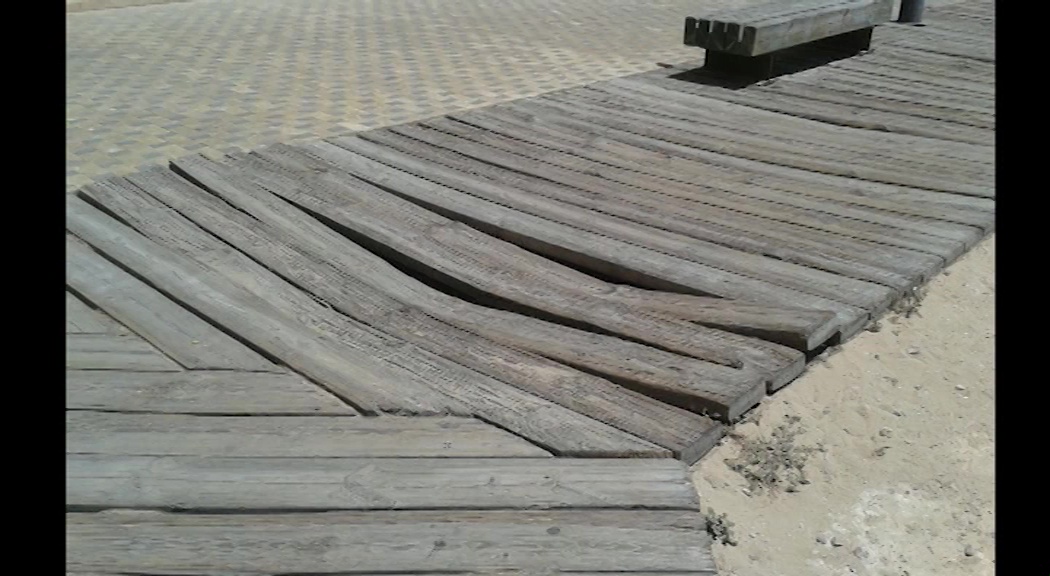 Imagen de La PIM advierte sobre la peligrosidad de tablas sueltas de la pasarela de La Mata