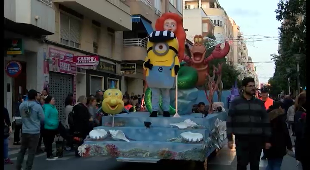 Imagen de Un desfile «de película» con más de 250 personas llena las calles de Torrevieja