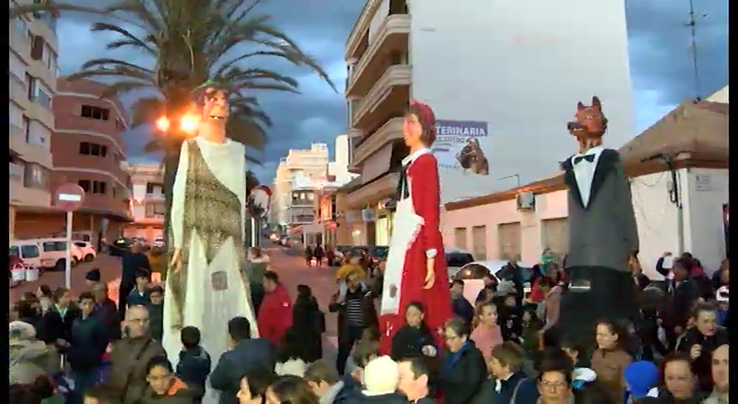 Imagen de La Lily, el Ogro y el Lobo protagonizan su primera salida por las calles de la ciudad