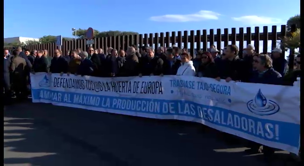 Imagen de Cerca de 200 personas se manifiestan en las puertas de la desalinizadora de Torrevieja