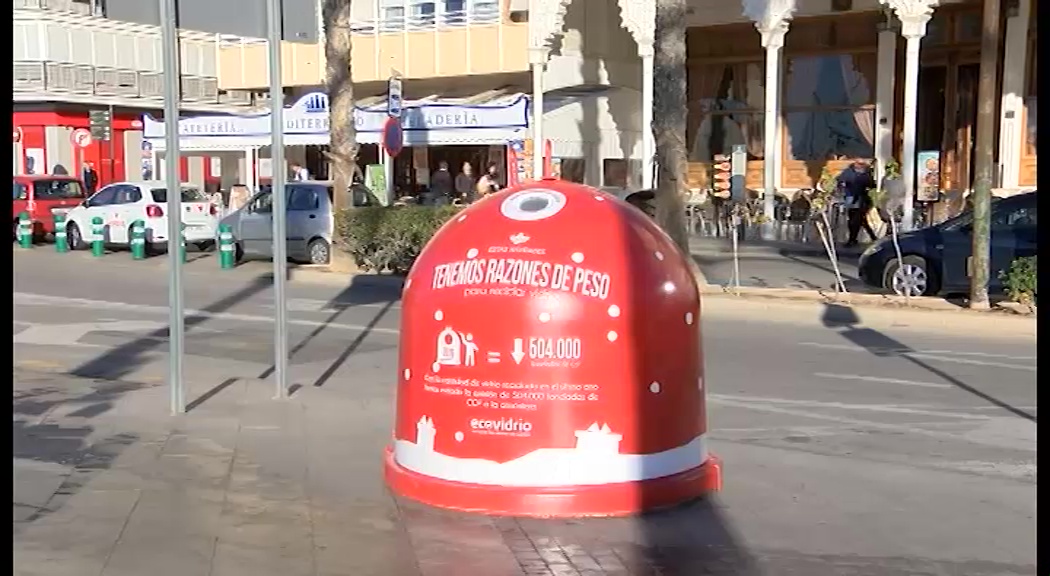 Imagen de Torrevieja viste de luces navideñas los contendedores de reciclado de vidrio