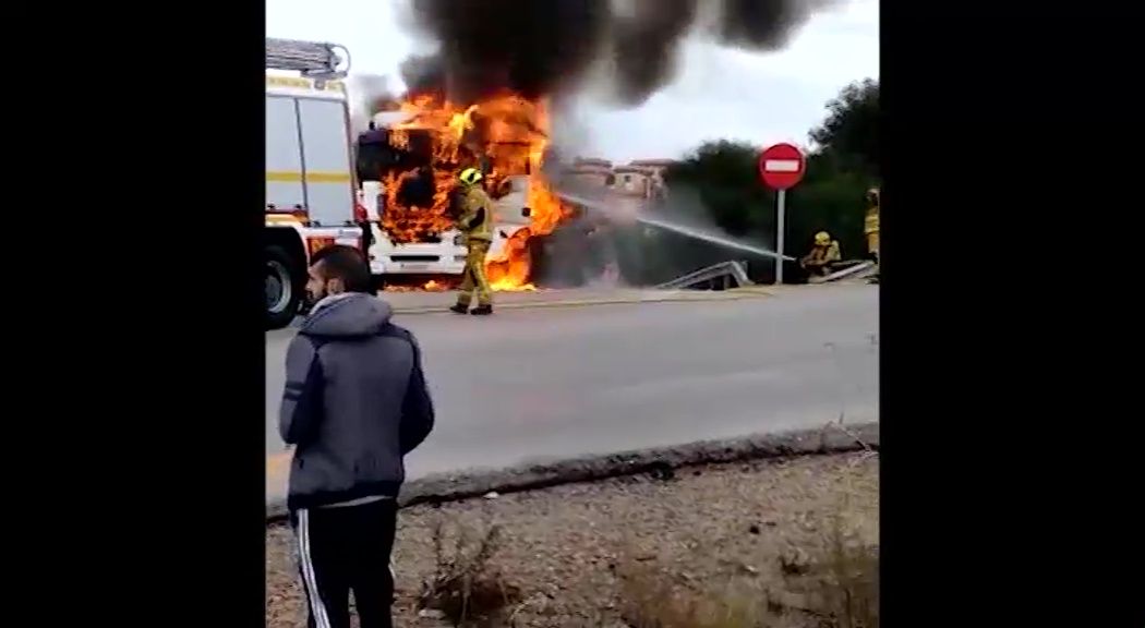 Imagen de Arde un camión en plena carretera, al parecer por un cortocircuito en el motor