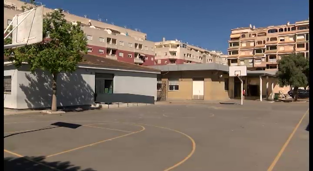 Imagen de Una niña de 3 años queda atrapada entre los barrotes de un colegio