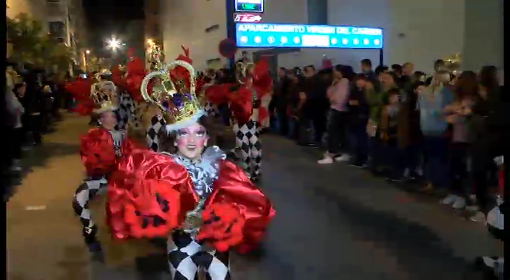 Imagen de El desfile nocturno del Carnaval ilumina la noche torrevejense