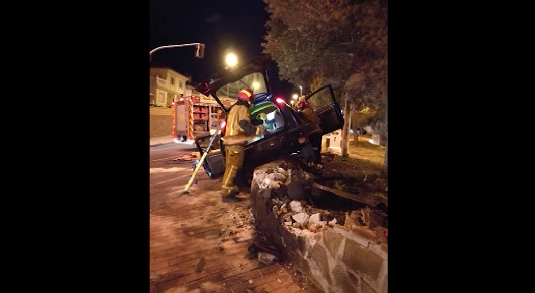 Imagen de Los bomberos rescatan a una mujer atrapada en el interior de un vehículo tras sufrir un accidente