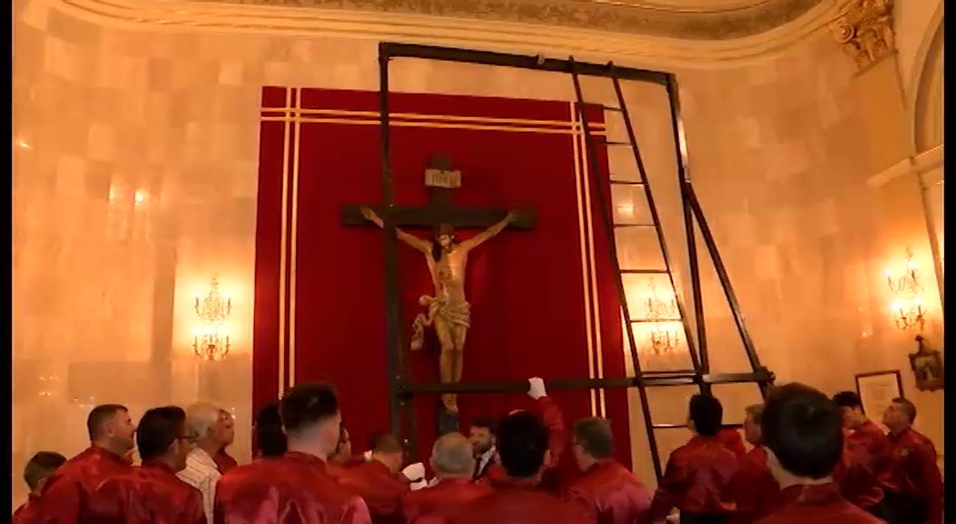 Imagen de El Crucificado desciende de su altar en un rito imprescindible de la Cuaresma torrevejense