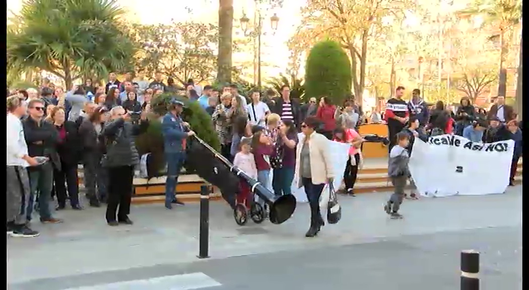 Imagen de Más de un centenar de personas protestan contra el Ayuntamiento en defensa de la Semana Santa