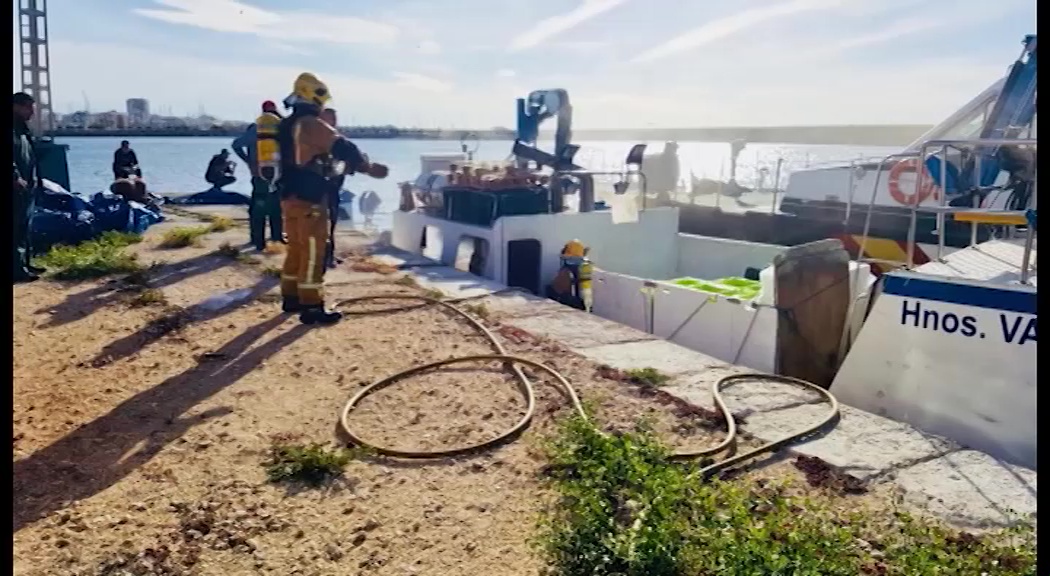 Imagen de Se incendia una embarcación al entrar al puerto pesquero de Torrevieja