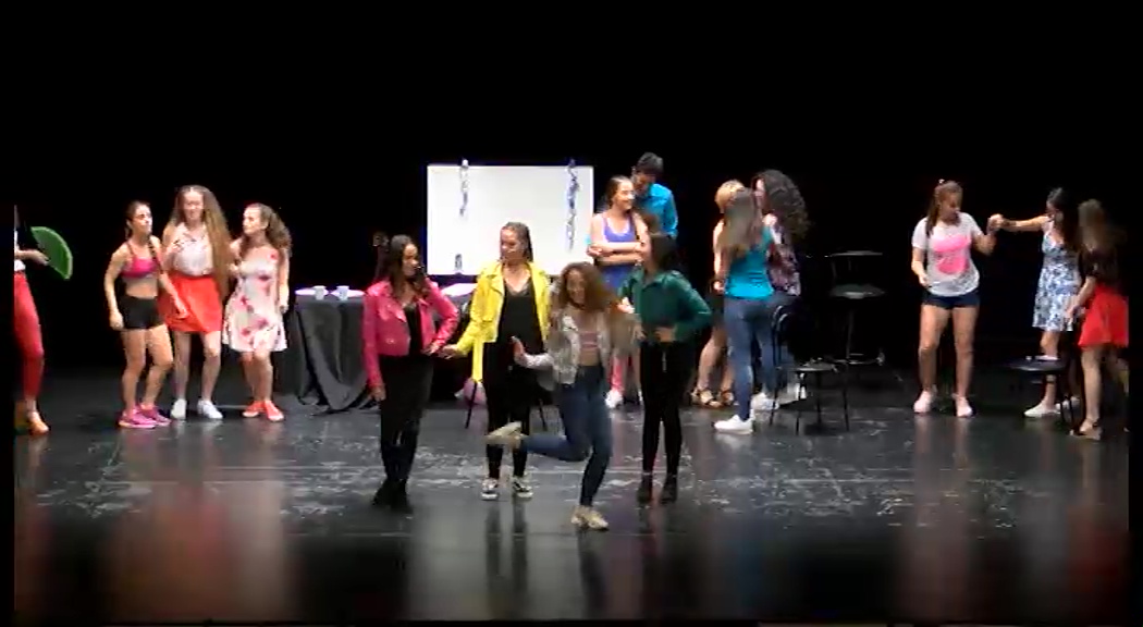 Imagen de Torrevieja School Musical triunfa en su estreno