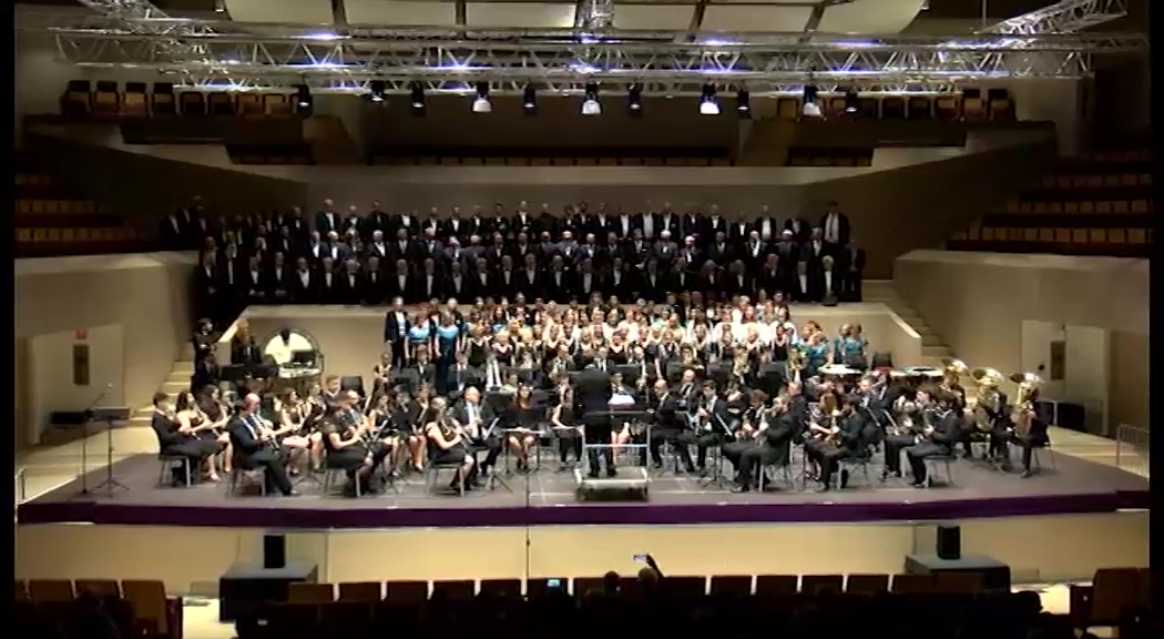 Imagen de Más de 250 músicos y coralistas sobre el escenario del Auditorio. Torrevieja Suena
