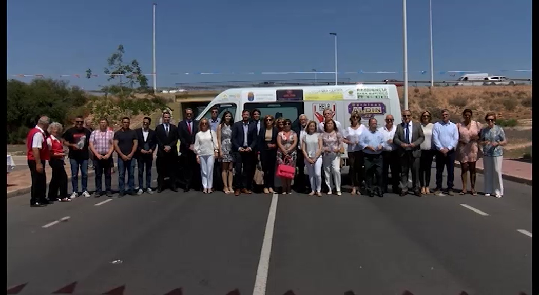 Imagen de AFA estrena un microbus para trasladar a los enfermos de alzheimer de la comarca