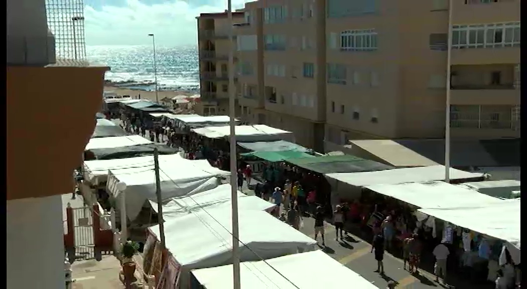 Imagen de Mercados lleva a cabo los trabajos de pintura vial para señalizar la nueva ubicación del mercadillo