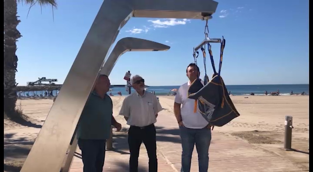 Imagen de La Playa de los Náufragos cuenta desde hoy con un elevador para el baño adaptado