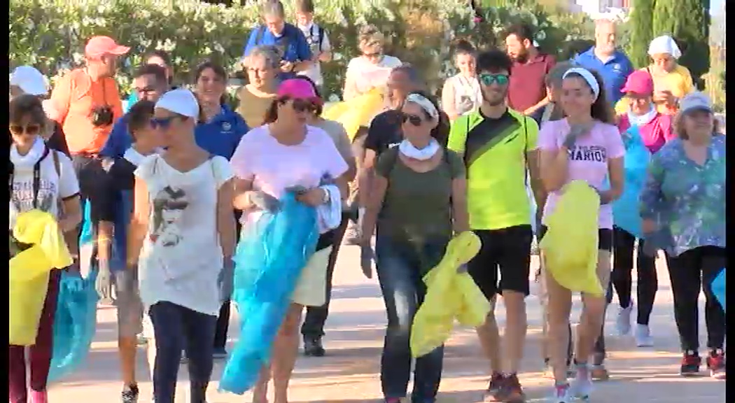 Imagen de Una treintena de voluntarios recogieron casi 40 kg de basuraleza en la Laguna de La Mata