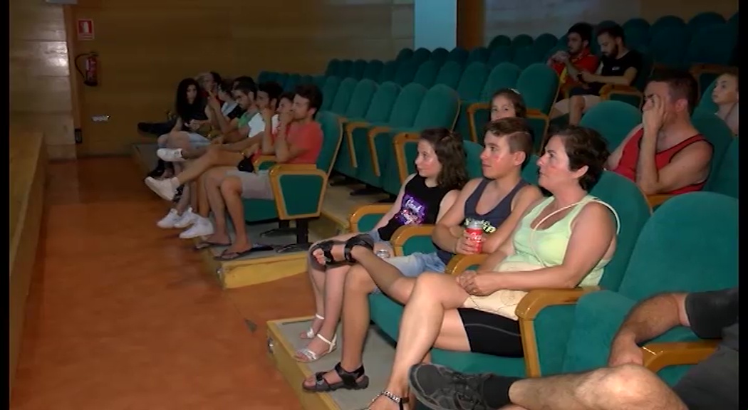 Imagen de Apenas una veintena de personas acuden al Palacio de la Música para ver el España-Rusia