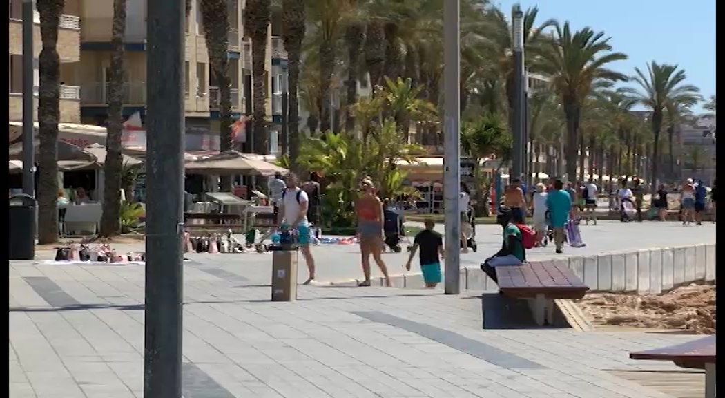 Imagen de Aumenta el número de «manteros» en el Paseo Juan Aparicio aprovechando la llegada de veraneantes