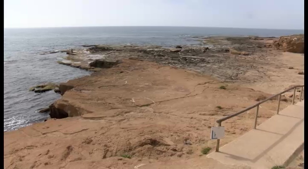 Imagen de Nuevo mobiliario instalado en las playas para perros ha sido arrancado y arrojado al agua