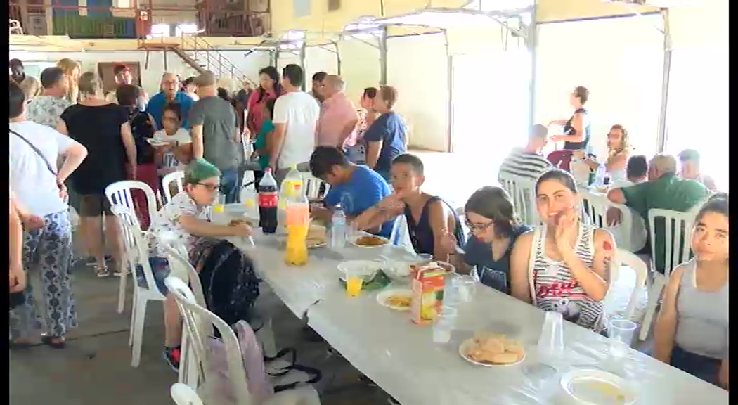 Imagen de La comida con los usuarios de ALPE y APANEE marca el inicio de las fiestas de la Virgen del Carmen