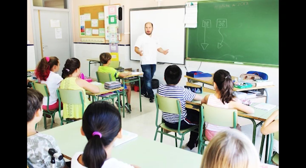 Imagen de Enseñan a los niños cómo sentarse en clase o cómo llevar la mochila para evitar lesiones de espalda