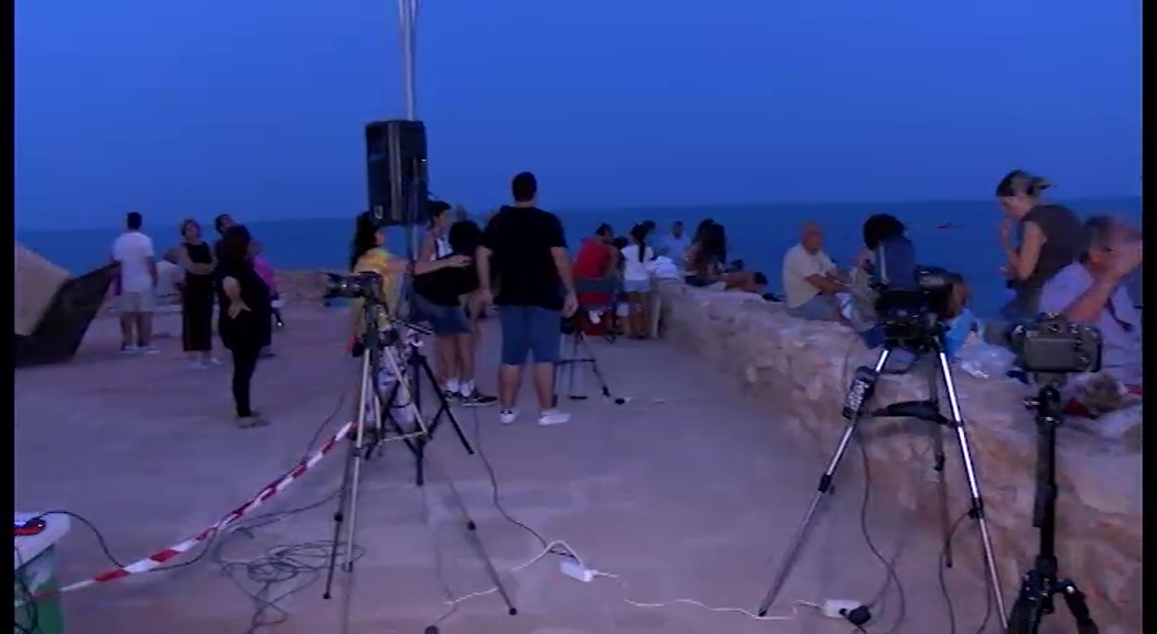 Imagen de Multitud de personas se reúnen en La Mata para ver la «luna de sangre»