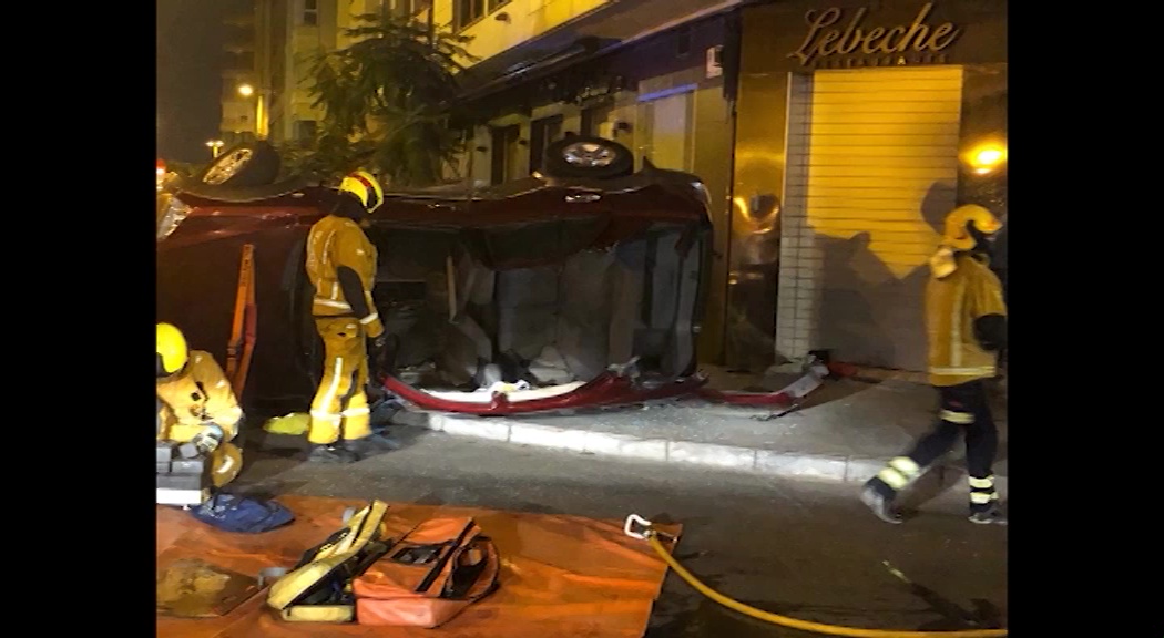 Imagen de Los bomberos excarcelan a dos ocupantes de un turismo atrapados tras un accidente