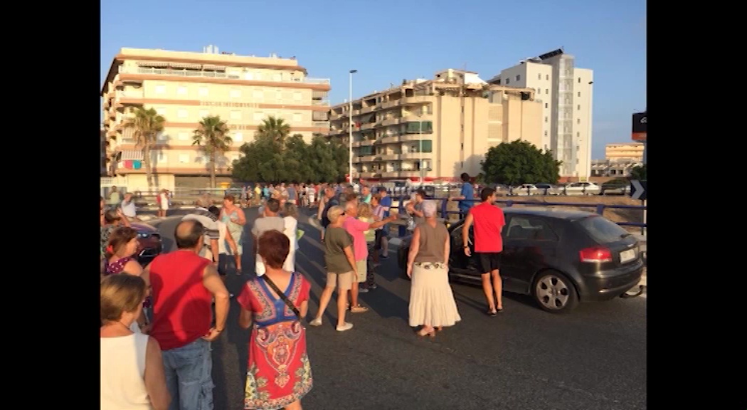 Imagen de Vecinos y veraneantes de La Mata vuelven a cortar la N 332