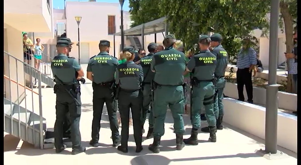 Imagen de Momentos de tensión durante el desahucio de una vivienda ocupada por un hombre en Torrevieja