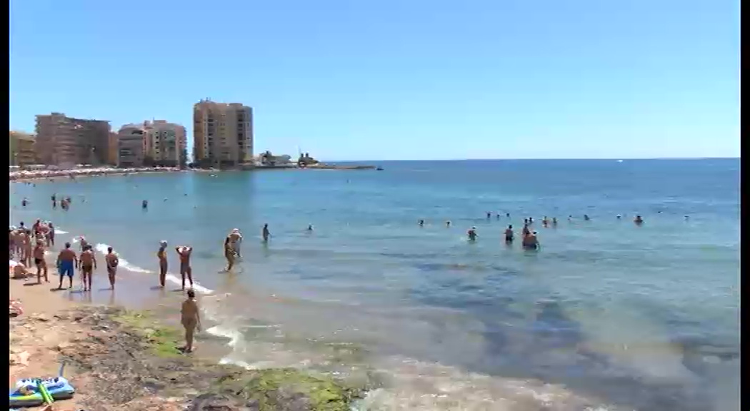 Imagen de Socorrismo rescata a un niño de 7 años con síntomas de ahogamiento en la Playa del Cura