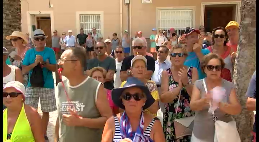 Imagen de Multitudinaria pitada en la Mata para protestar por el estado de las tablas del paseo una vez más