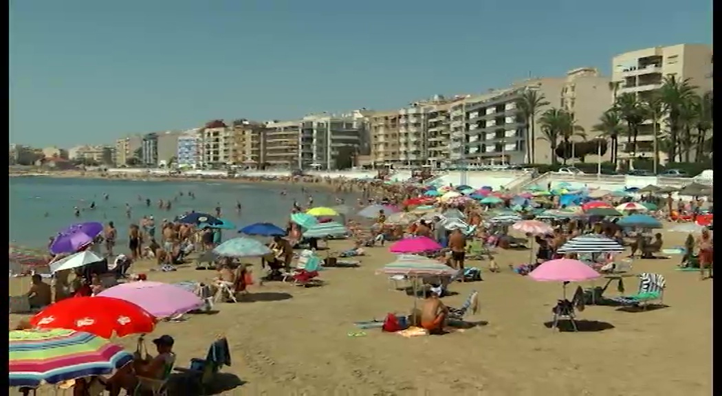 Imagen de Trabajadores de la limpieza de playas salvan la vida a una mujer ahogada en Los Locos