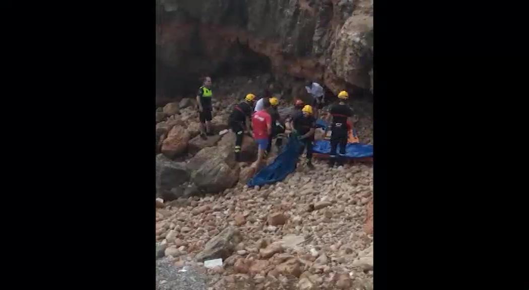 Imagen de Complicado fin de semana en las playas con un vertido de gasóil y una caída desde las calas