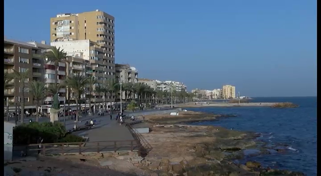 Imagen de Los bomberos rescatan a una mujer que cae a las rocas en el Paseo Juan Aparicio