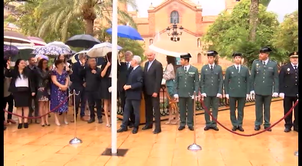 Imagen de Torrevieja se suma a la celebración del Día de la Comunidad Valenciana bajo la lluvia