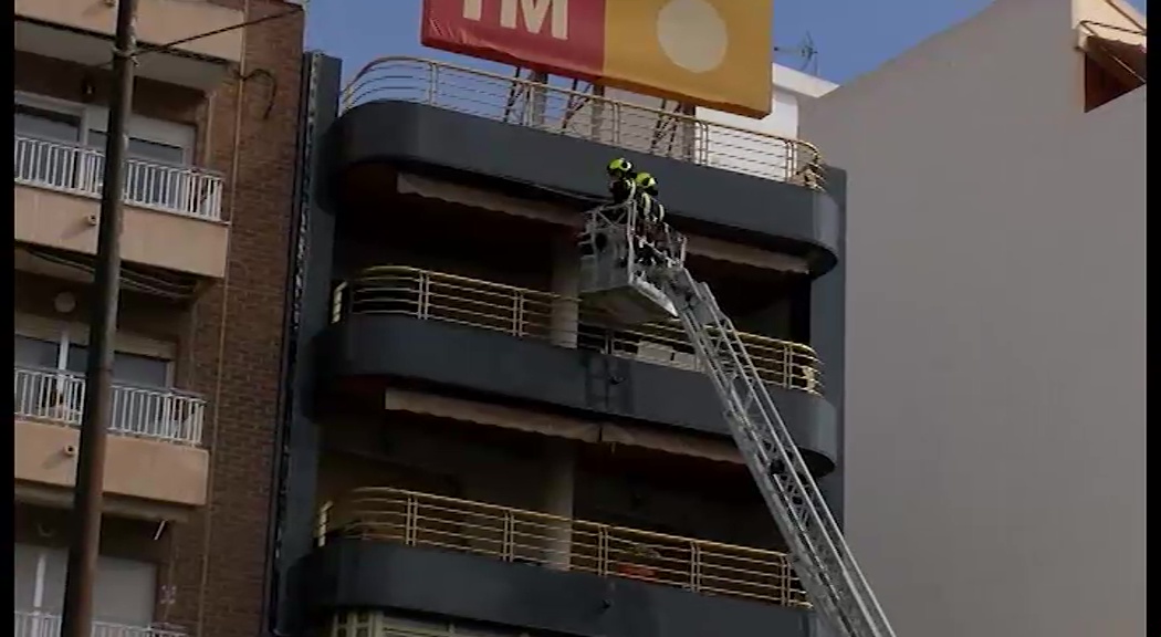 Imagen de Riesgo de desprendimiento de cornisa en un céntrico edificio de Torrevieja