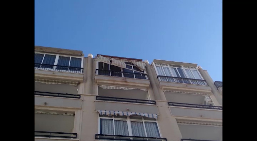 Imagen de Las fuertes rachas de viento provocan varios incidentes en Torrevieja