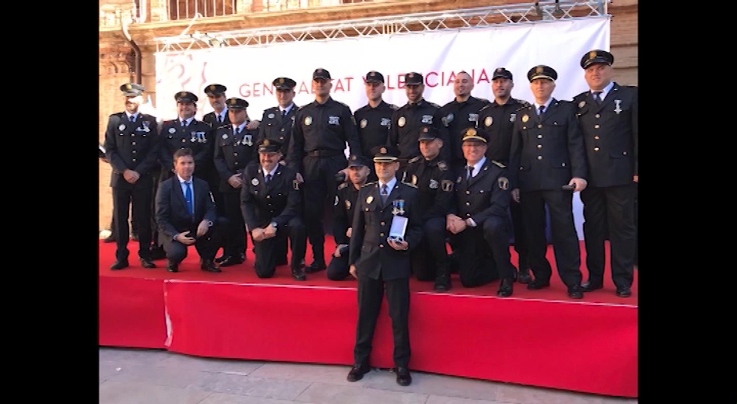 Imagen de La policía de Torrevieja recibe condecoraciones en Valencia