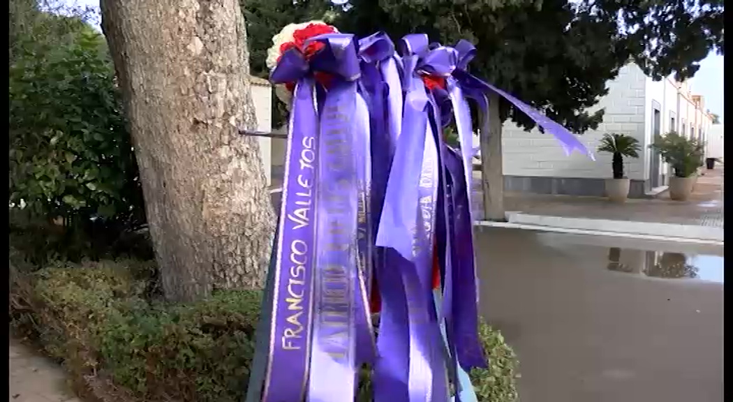 Imagen de La Unión Musical Torrevejense deposita una corona de flores en recuerdo de los músicos fallecidos