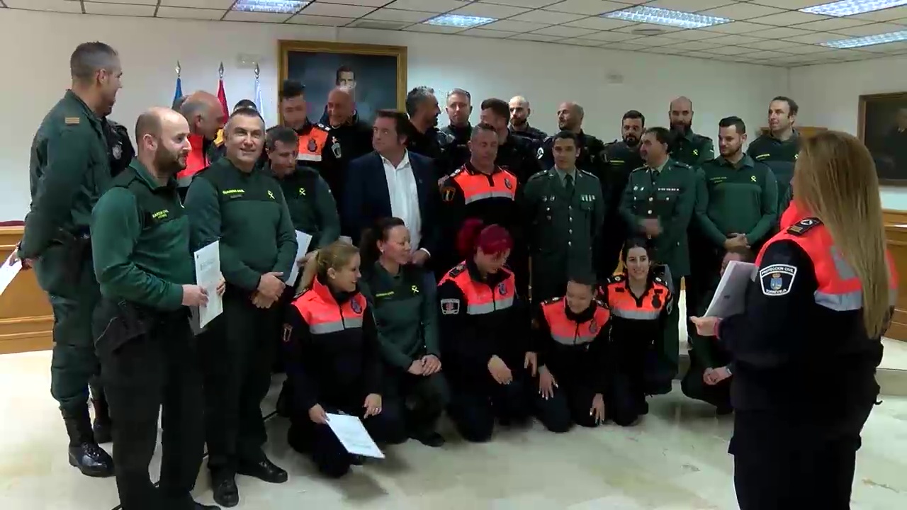 Imagen de 70 agentes de Guardia Civil y Policía y voluntarios de Protección Civil reciben su titulación DESA