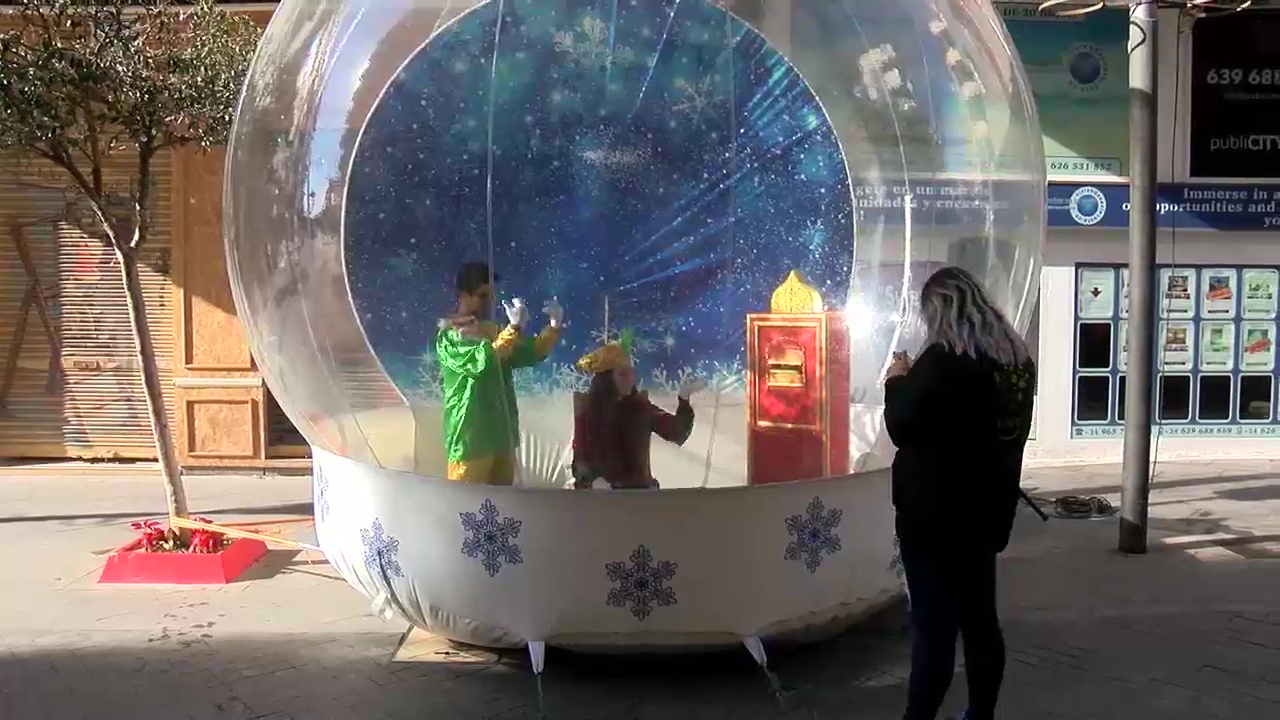 Imagen de Los Pajes Reales reciben a los niños y niñas torrevejenses en una gran burbuja