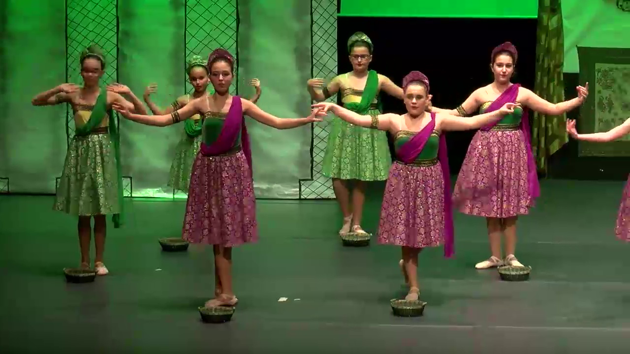 Imagen de La escuela de danza de Lola Morales y Aranxa Blanco representa «Retrato Hindú»