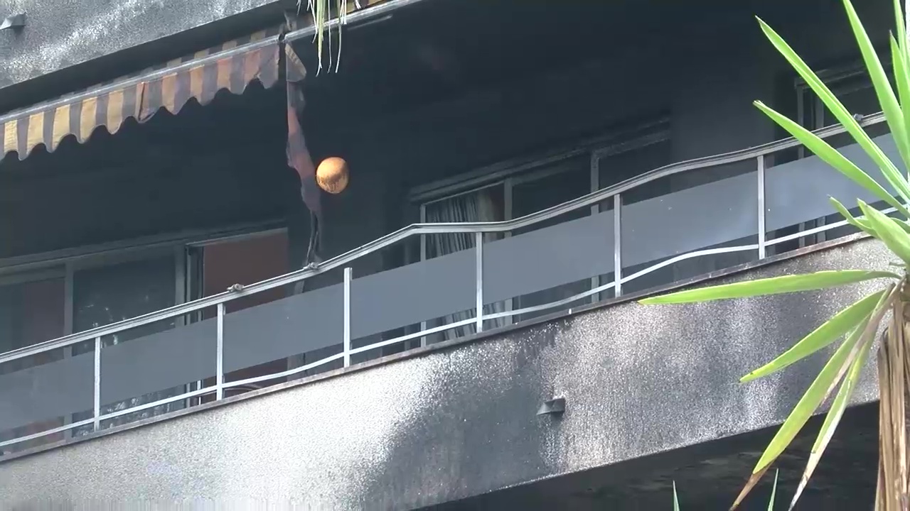 Imagen de Dos bomberos heridos y una quincena de personas rescatadas en el incendio de un edificio