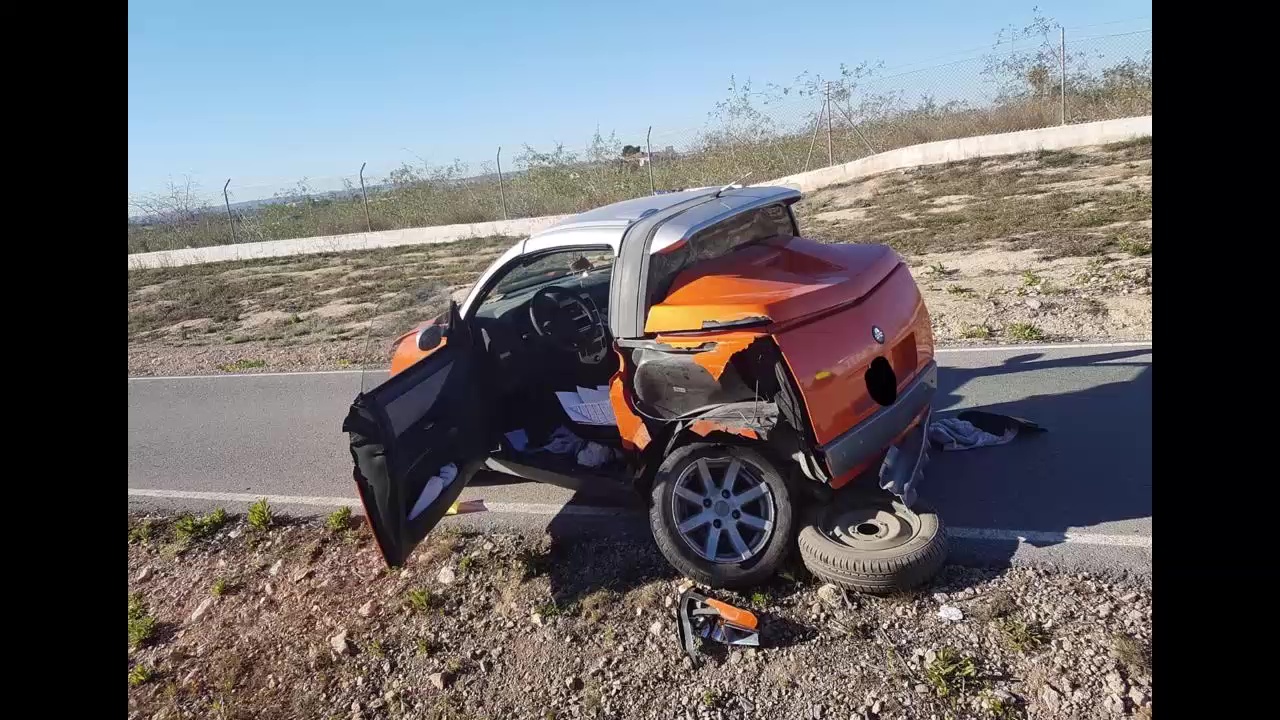 Imagen de Los bomberos de Torrevieja intervienen en un accidente entre un todoterreno y un coche ligero